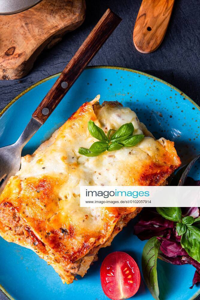 Spicy lasagne with tomato sauce and basil