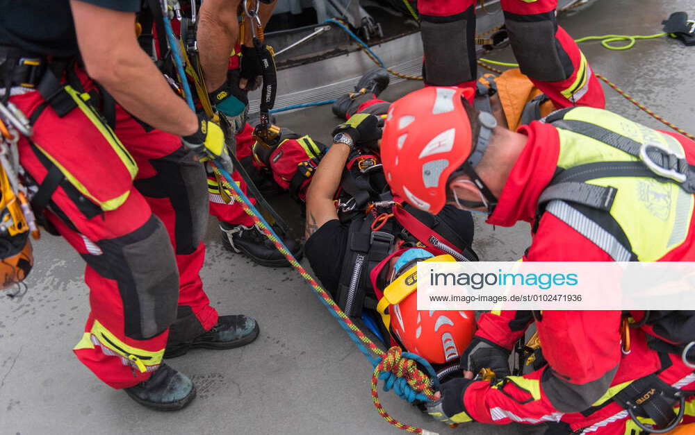 Berlin Fire Brigade practises a height rescue in the Reichstag dome ...