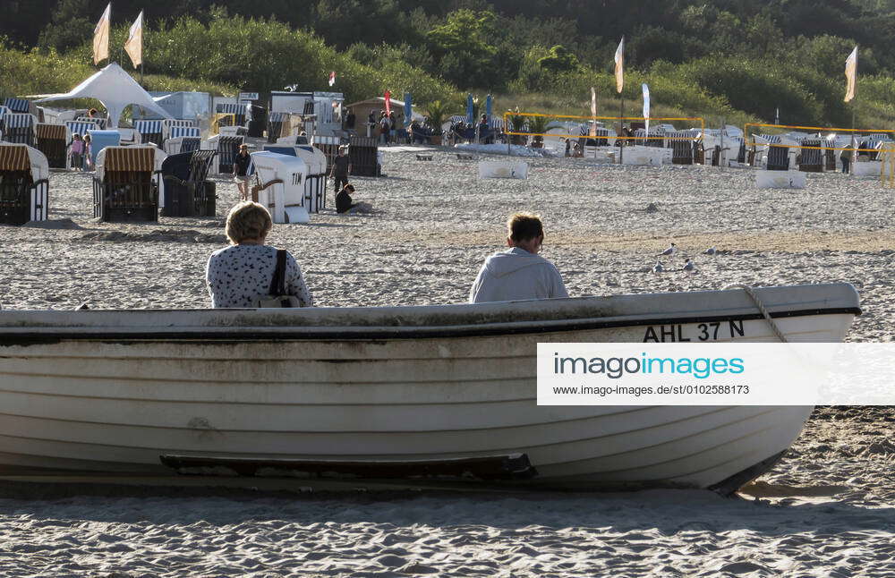 Ein Fischerboot Liegt Am 16072020 Am Strand Des Seebades Ahlbeck Insel Usedom 6615