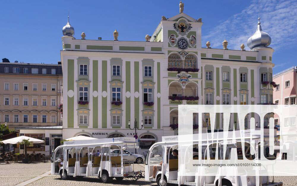 Slow train on Rathauspatz, town hall with ceramic carillon, Gmunden