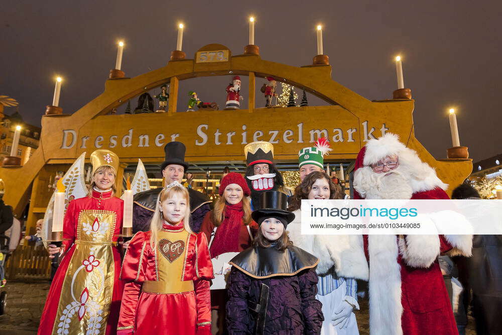 striezelmarkt-the-market-since-1434-is-the-oldest-christmas-market-in
