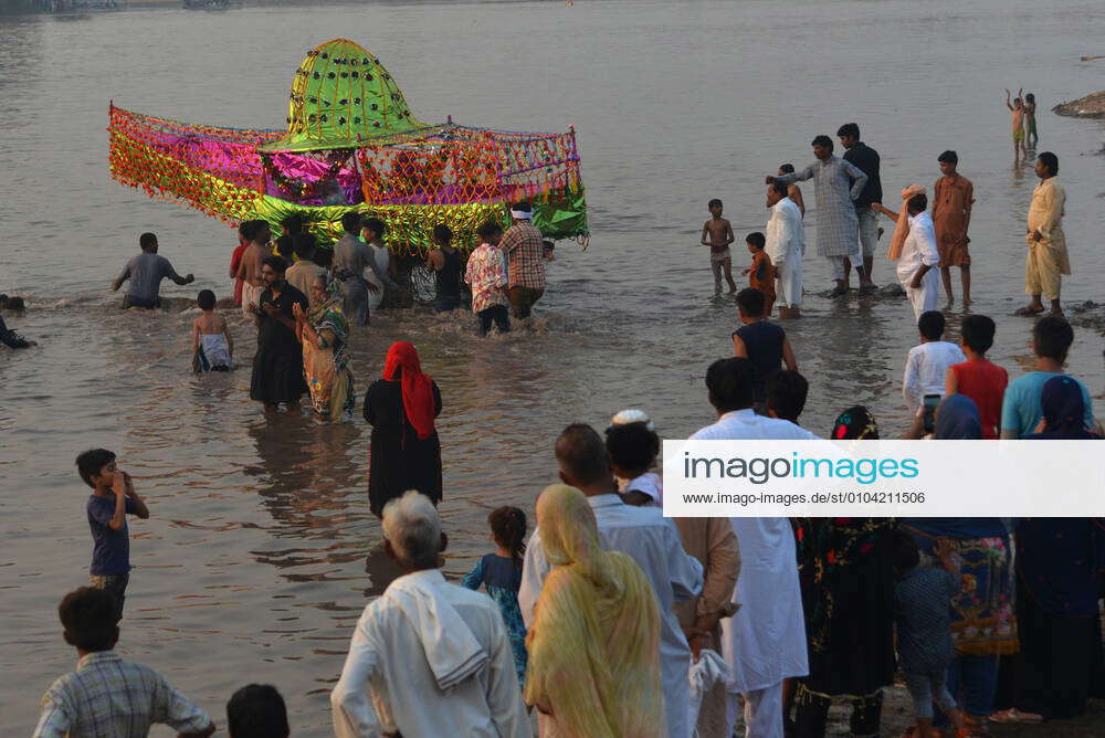 Lahore Muslim Saint Abdul Qadir Gilani Offering Pakistani Devotees Gather Along With Their