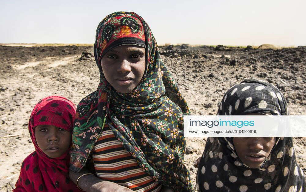 Afar nomads, children, working in the salt desert, Danakil depression ...