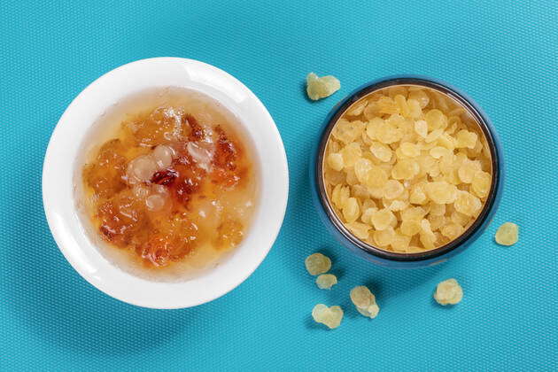 Saponin rice peach gelatin with health effects is placed on the table top