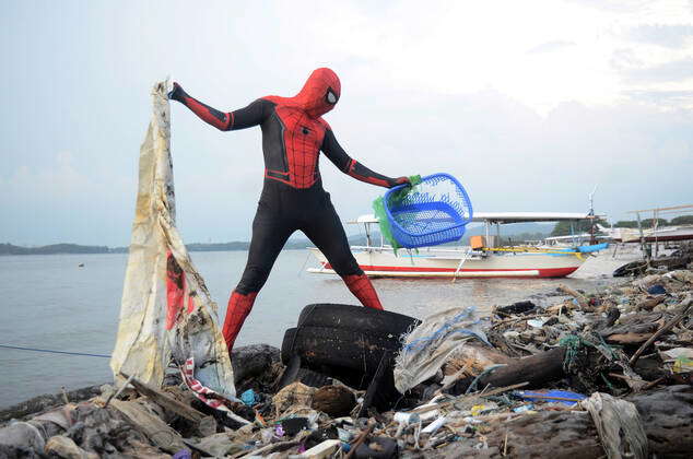 Spider-Man cleans up beach in Indonesia | IMAGO