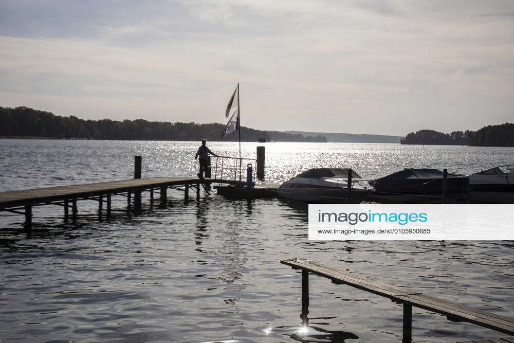 Stege und Boote auf dem Scharmuetzelsee bei Bad Saarow in Brandenburg ...