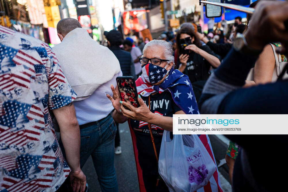 New Yorkers celebrate their 46th President Joe Biden in Times Square ...