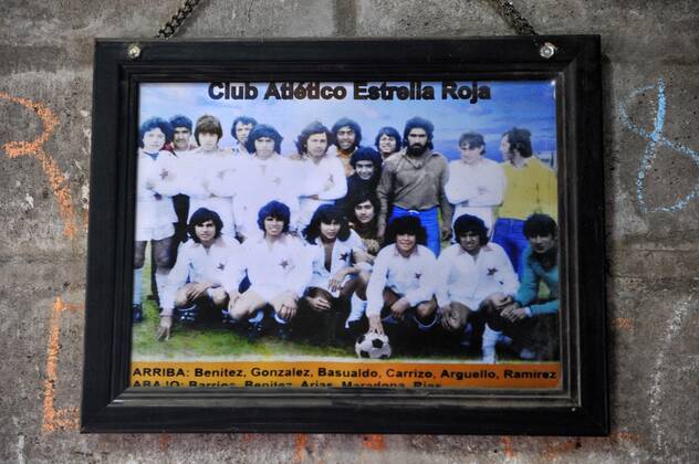 Photograph of the Club Atletico Estrella Roja team in which Diego Armando  Maradona appears, in Villa