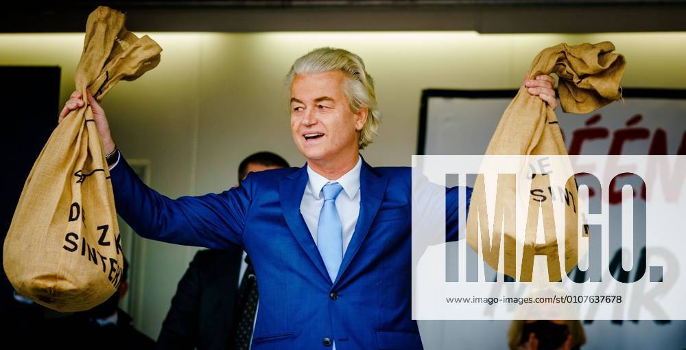 DEN HAAG Geert Wilders with two bags of signatures just handed over to ...