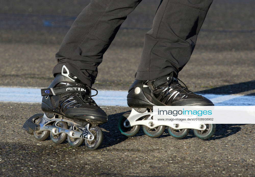 19 12 2020, Berlin, GER symbol photo inline skating on asphalt active
