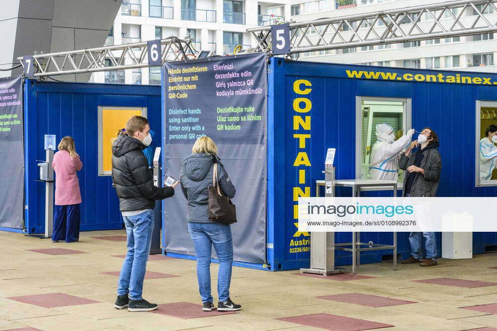 Free COVID19 rapid test from the City of Vienna in front of the