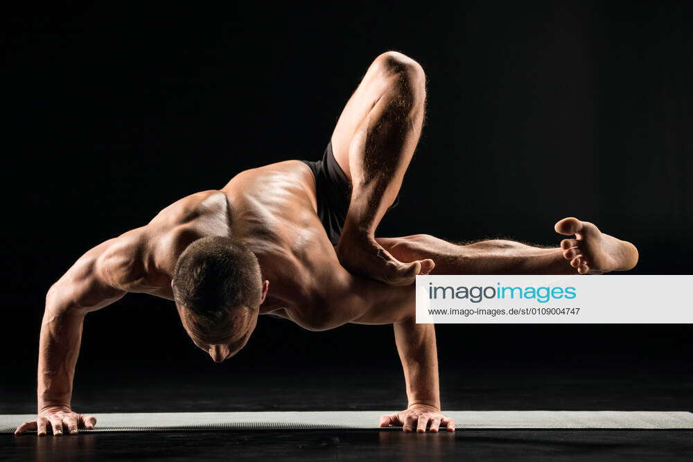 Young Man Doing An Asana Ashtavakrasana - Fotografias de stock e mais  imagens de Ioga - Ioga, Homens, Flexibilidade - iStock