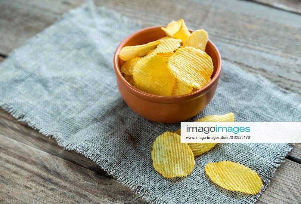 potato-chips-in-the-glass-bowl-xyayxmicrox-xalex9500x