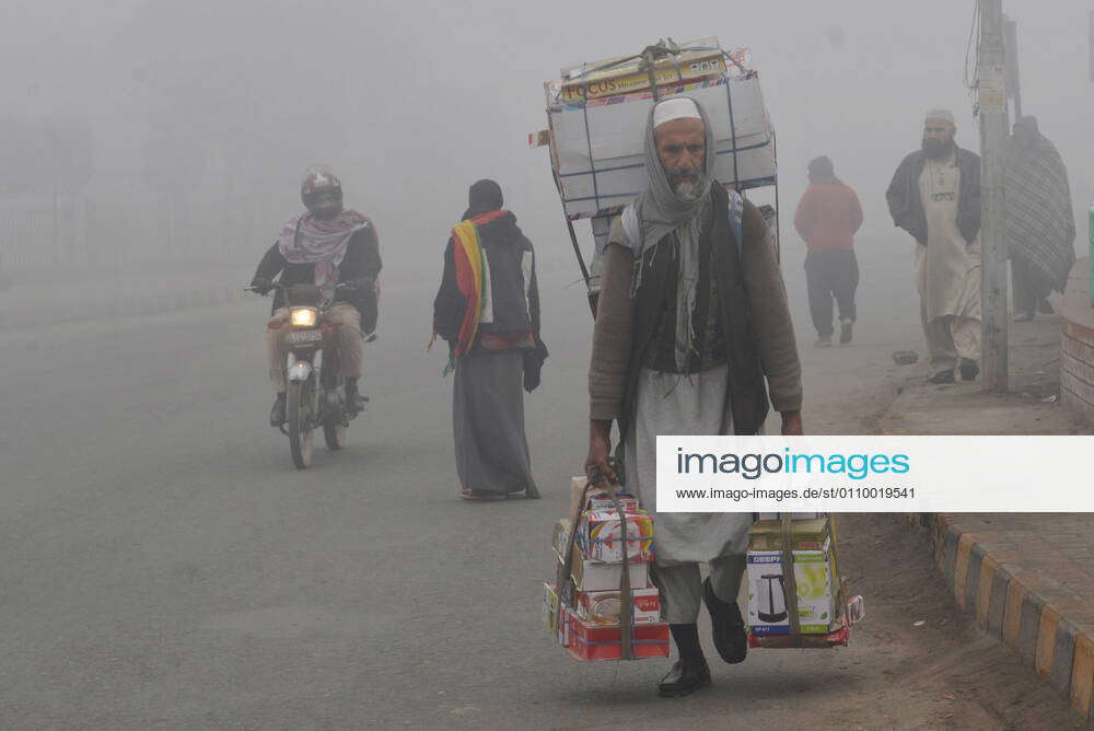 Pakistan: Dense fog on a cold winter morning in Lahore Pakistani ...