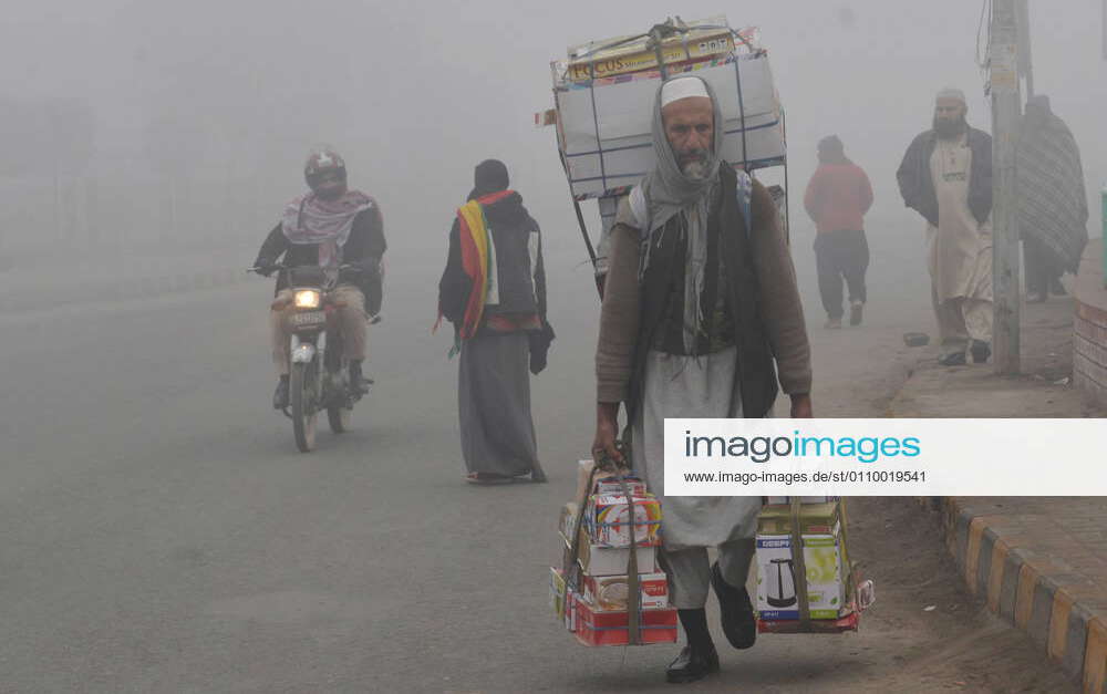 Pakistan: Dense fog on a cold winter morning in Lahore Pakistani ...