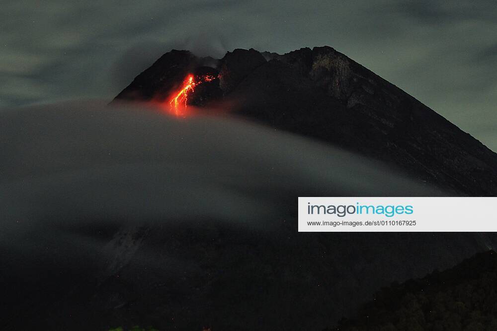 Merapi Volcano On Indonesia S Java Island Spews Hot Lava Mount Merapi