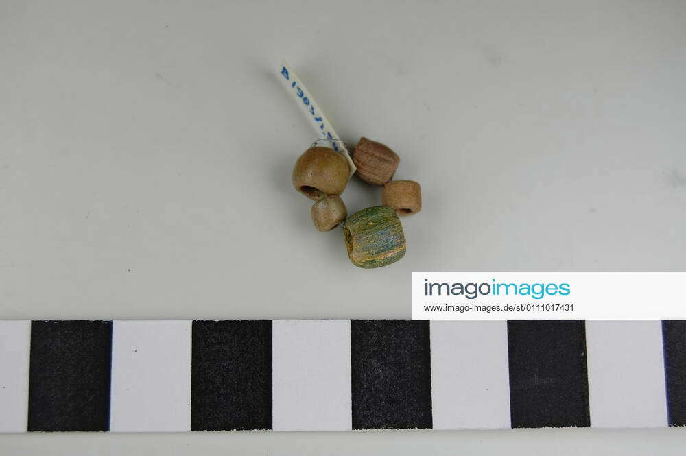 A necklace of 5 round beads, maybe faience ?, ornament, glass, faience ...