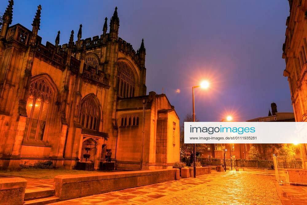 manchester-cathedral-at-night-manchester-north-west-england-united