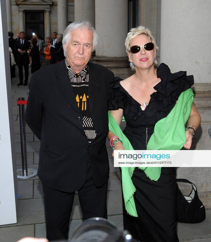 DIE GOLDENE FEDER 2008 award winner Henning Mankell with Doris Doerrie ...