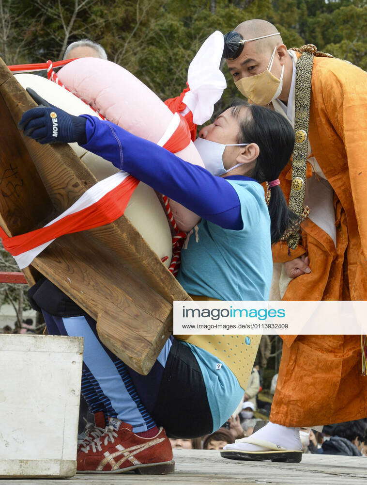 Rice cake lifting at Kyoto temple A woman tries to lift up giant rice