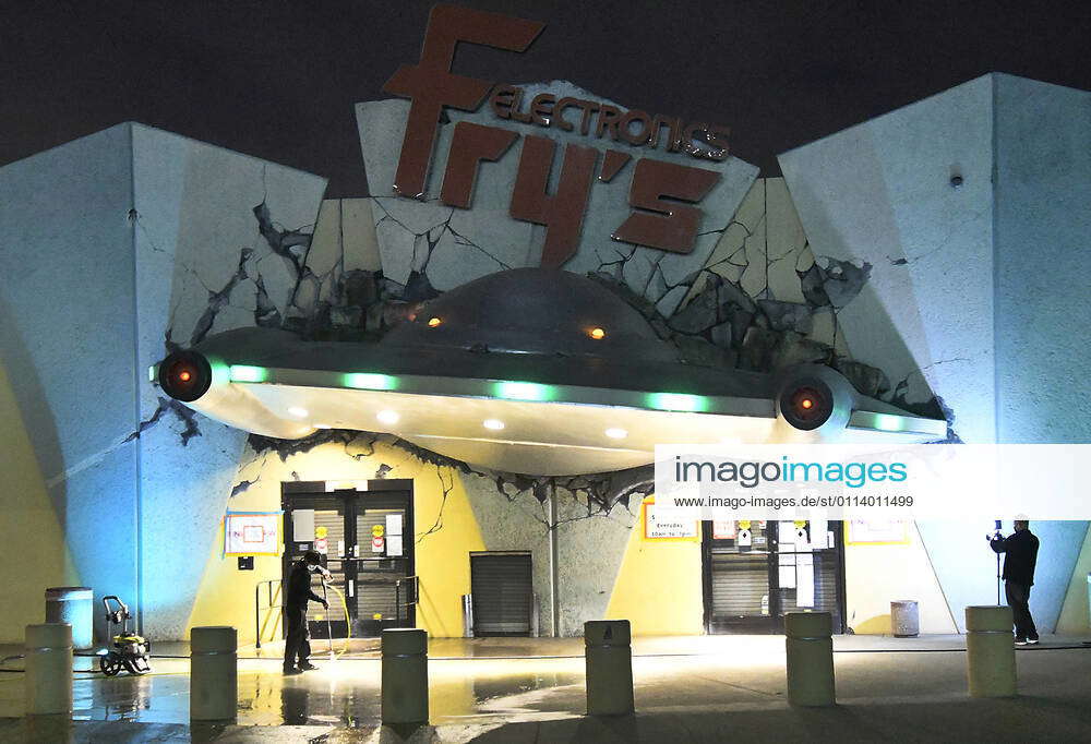 Fry s Electronics store in Burbank closed down till further notice