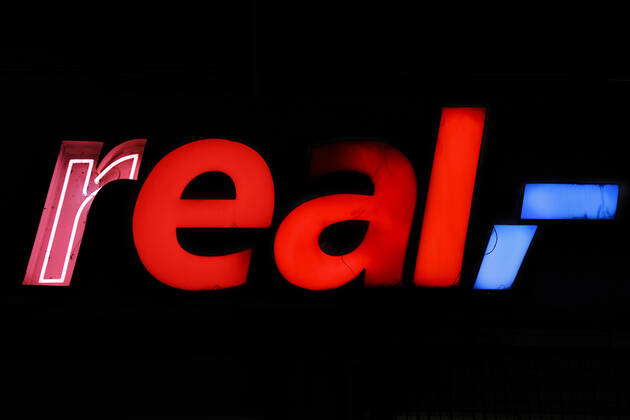 Logo of real, SB Warenhaus GmbH at a store on Weißhausstraße Following ...