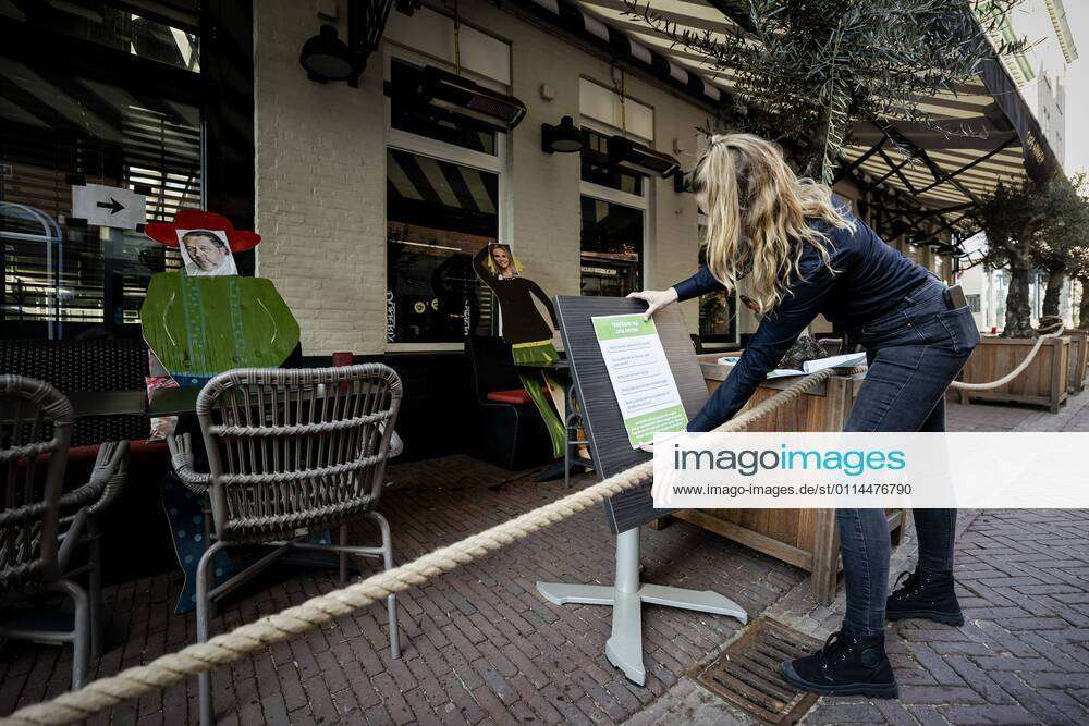 ARNHEM Medewerkers van Cafe Arnhem bouwen hun op met als protest tegen de