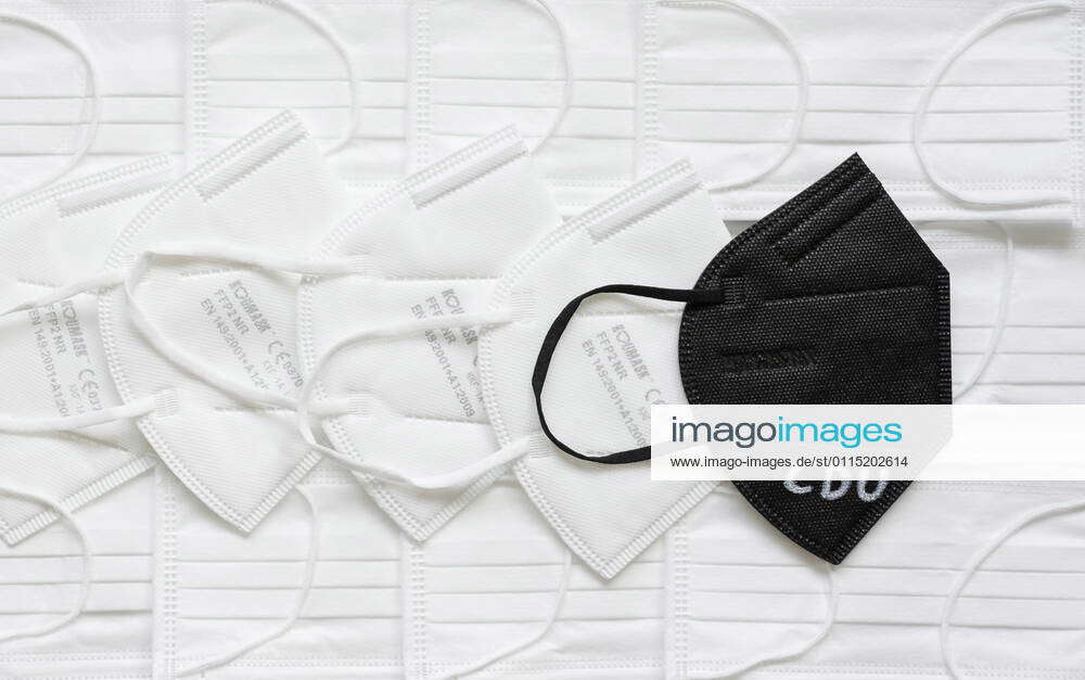 Corona Pandemie, schwarze und weiße medizinische und FFP2 Masken Made in China, schwarze Schafe