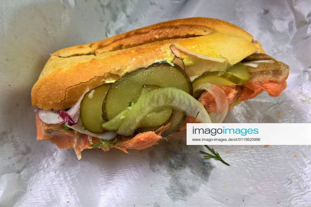 Fisch bzw Fischbroetchen mit Lachsforelle (bayerisch: Fischsemmel mit ...