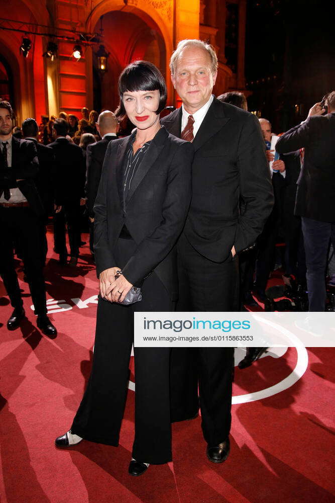 Ulrich Tukur mit Ehefrau Katharina John auf dem Roten Teppich beim Hessischen Film und Kinopreis in Ulrich Tukur mit Ehefrau Katharina John auf dem Roten Teppich beim Hessischen Film und Kinopreis in