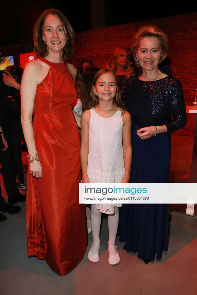 Katarina Barley und Ursula von der Leyen und Emila beim Empfang der TV