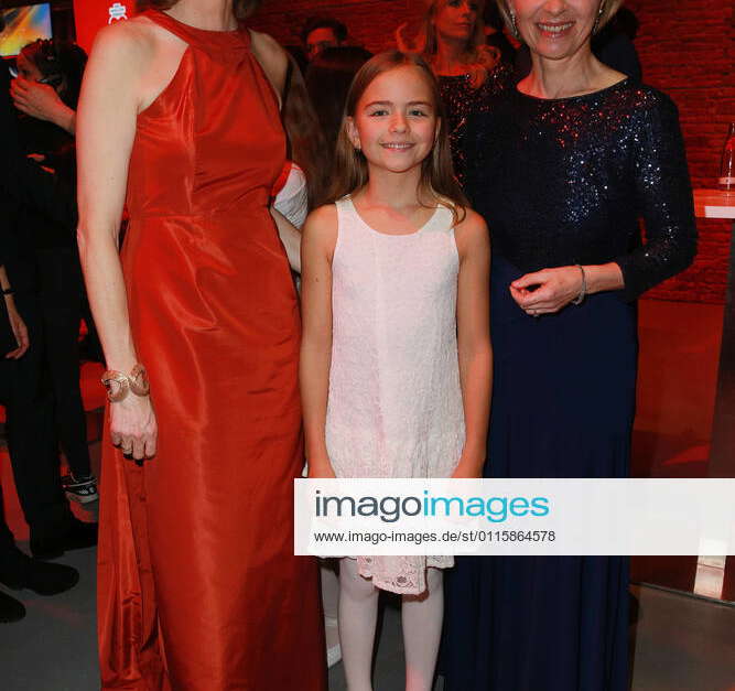 Katarina Barley und Ursula von der Leyen und Emila beim Empfang der TV