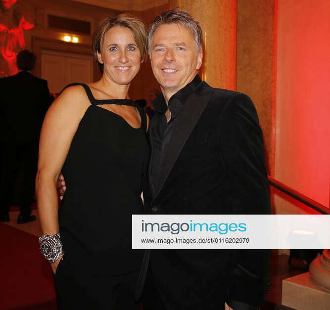 Jörg Pilawa und Frau Irina auf dem Roten Teppich der ROMY Gala 2017 in ...