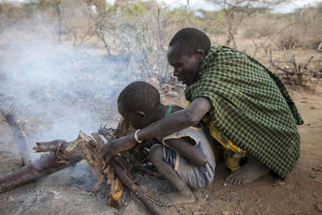 Tanzania: Hadzabe tribe in Lake Eyasi Hadzabe women after the daily ...