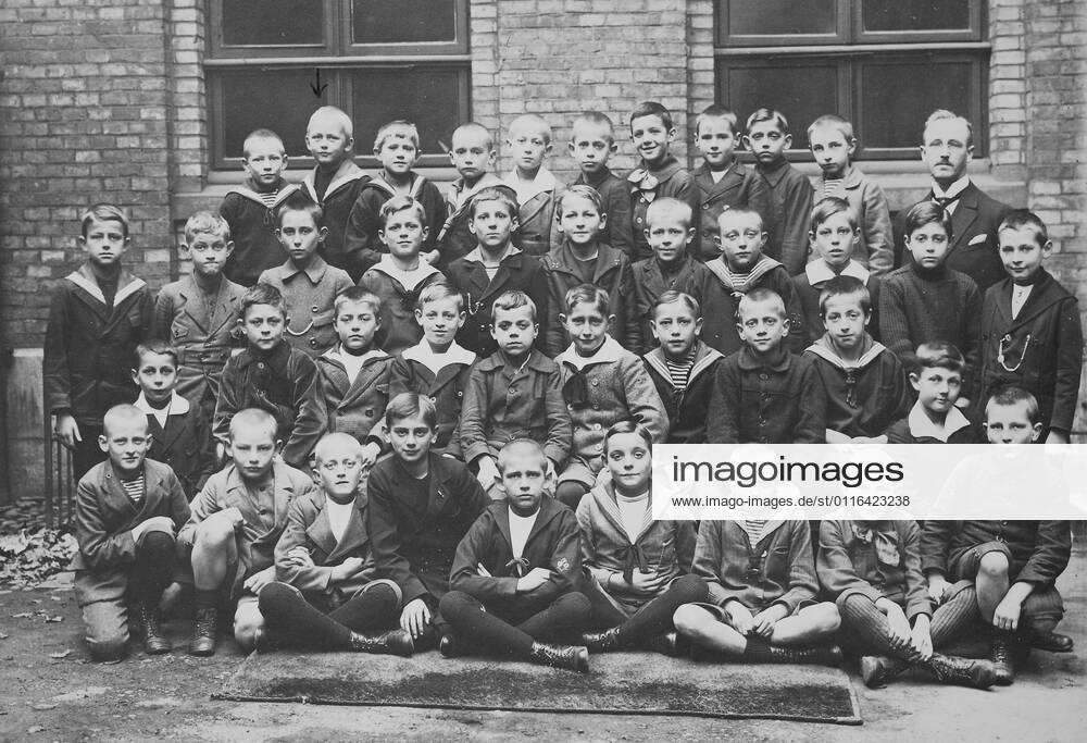 class-photo-of-a-boy-class-with-about-10-year-old-boy-in-1920-germany