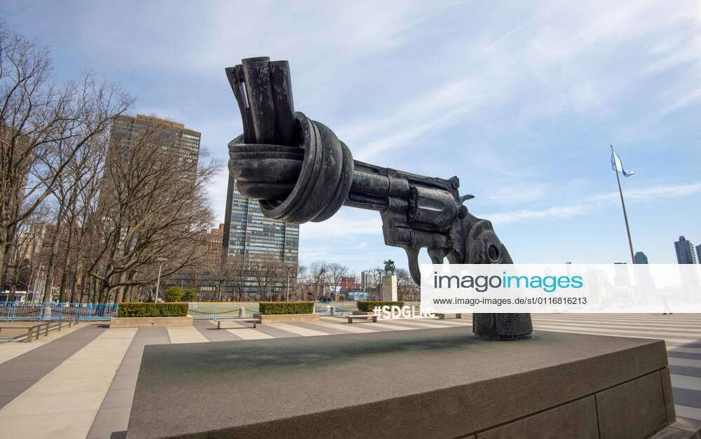 Non Violence Sculpture, The Knotted Gun, pistol with knot in the barrel ...