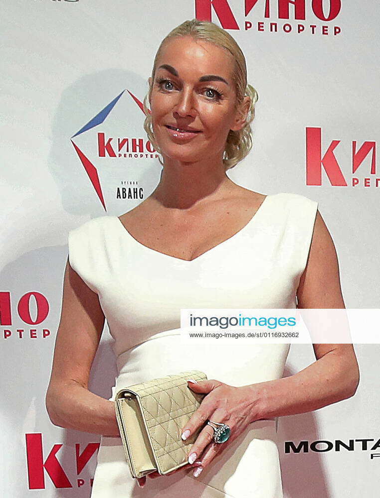 U kokraklari qanday osilgan va osilganini korsatdi. Jinsiy shaffof pantiesdagi jojalar