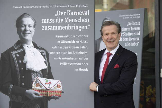 Christoph Kuckelkorn President Festkomitee Kölner Karneval mit Plaket ...