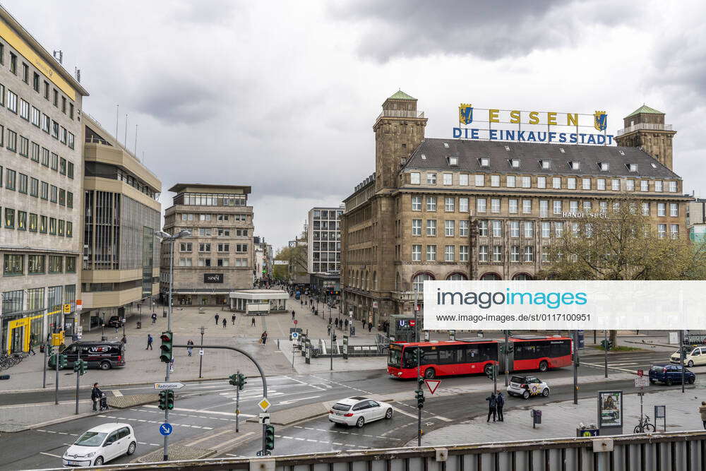 Der Willy-Brandt-Platz in der Innenstadt von Essen, Fussgängerzone, Einkaufsstrasse Kettwiger Stras