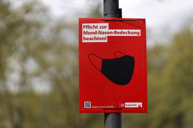 Orten Mask A cardboard sign informs the people of Cologne about the obligation to ...