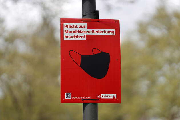 Orten Mask A cardboard sign informs the people of Cologne about the obligation to ...