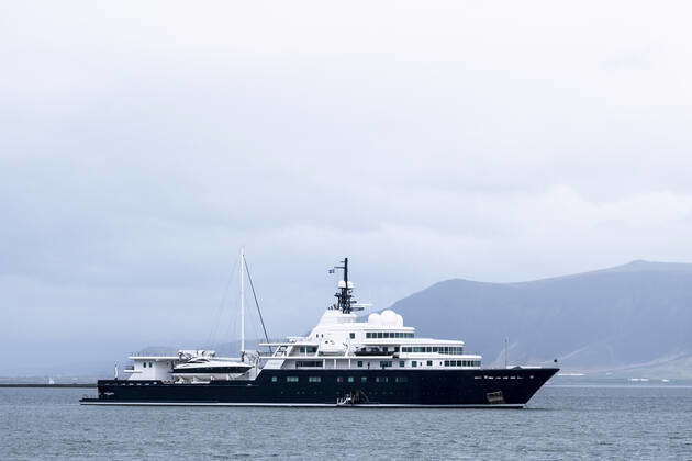 Die Privatjacht LE GRAND BLUE (re., Eigner: Jewgeni Schwidler, Eugene Shvidler) liegt vor Reykjavik. Der Millardär umschifft zur Zeit Island. The private yacht LE GRAND BLUE (right, owners: Yevgeny Schwidler, Eugene Shvidler) is moored off Reykjavik. The billionaire is currently sailing around Iceland. Megajacht ankert vor Reykjavik *** The private yacht LE GRAND BLUE right , owners Yevgeny Schwidler, Eugene Shvidler is moored off Reykjavik The billionaire is currently sailing around Iceland Megajacht anchors off Reykjavik