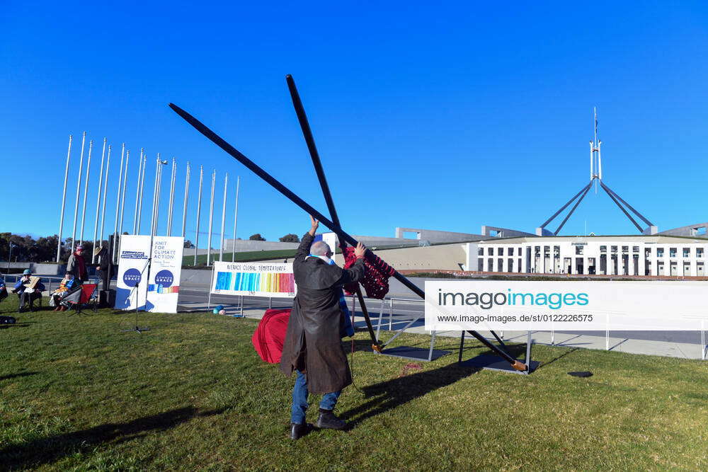 CLIMATE CHANGE KNITTERS CANBERRA, A sculpture of the world s longest