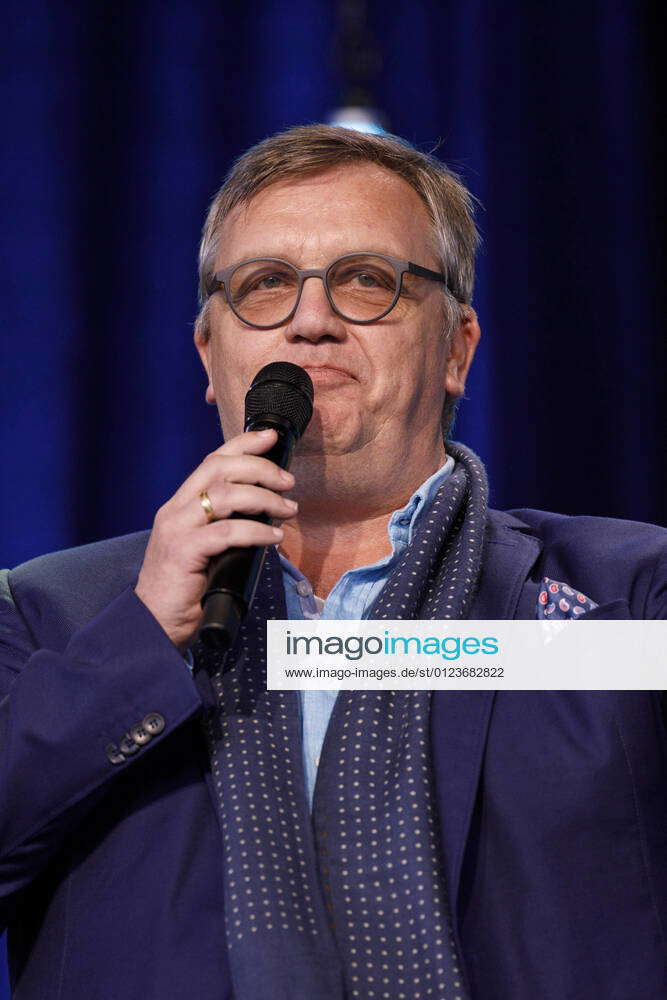 Hape Kerkeling auf der Bühne bei der Premiere seines neuen Buches Pfoten vom Tisch! Meine Katzen, a Hape Kerkeling auf der Bühne bei der Premiere seines neuen Buches Pfoten vom Tisch! Meine Katzen, a