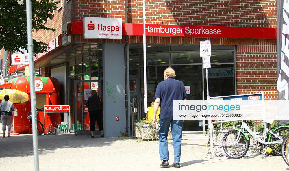The branch of the Hamburger Sparkasse at Erdkampsweg 26 in Hamburg Fuhlsbüttel On Friday at noon