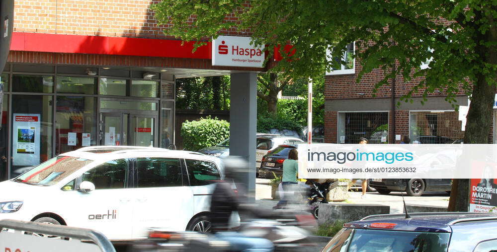 The branch of the Hamburger Sparkasse at Erdkampsweg 26 in Hamburg Fuhlsbüttel On Friday at noon