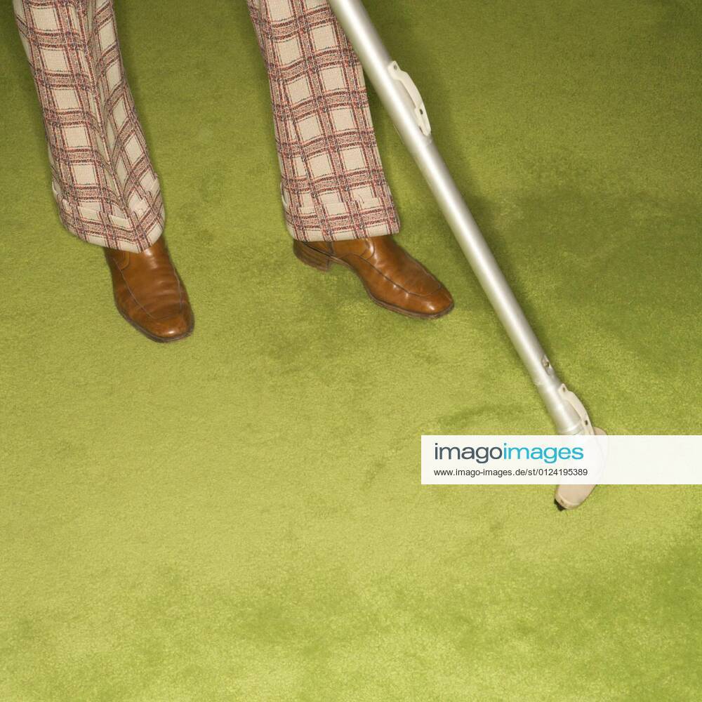 man-doing-house-chores-model-released-symbolfoto