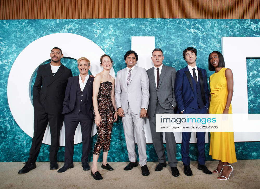 Aaron Pierce, Gael Garc a Bernal, Vicky Krieps, M. Night Shyamalan ...