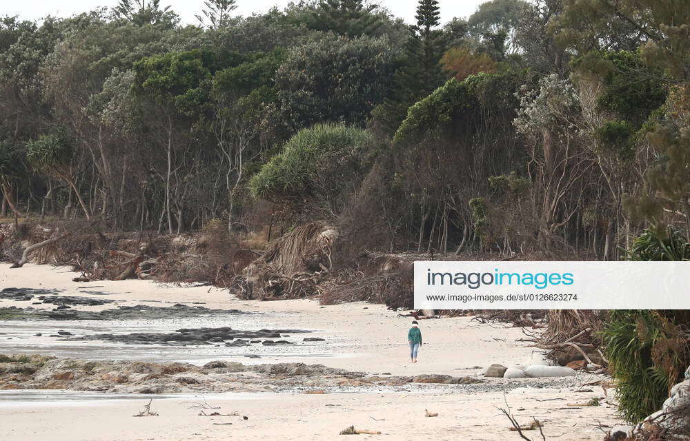 BYRON BAY CORONAVIRUS COVID19, A lone walker on Clarkes Beach in Byron ...