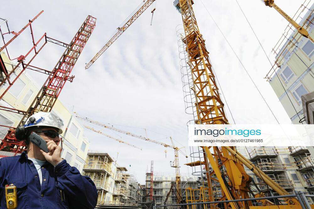 construction-engineer-and-building-site-model-released-symbolfoto